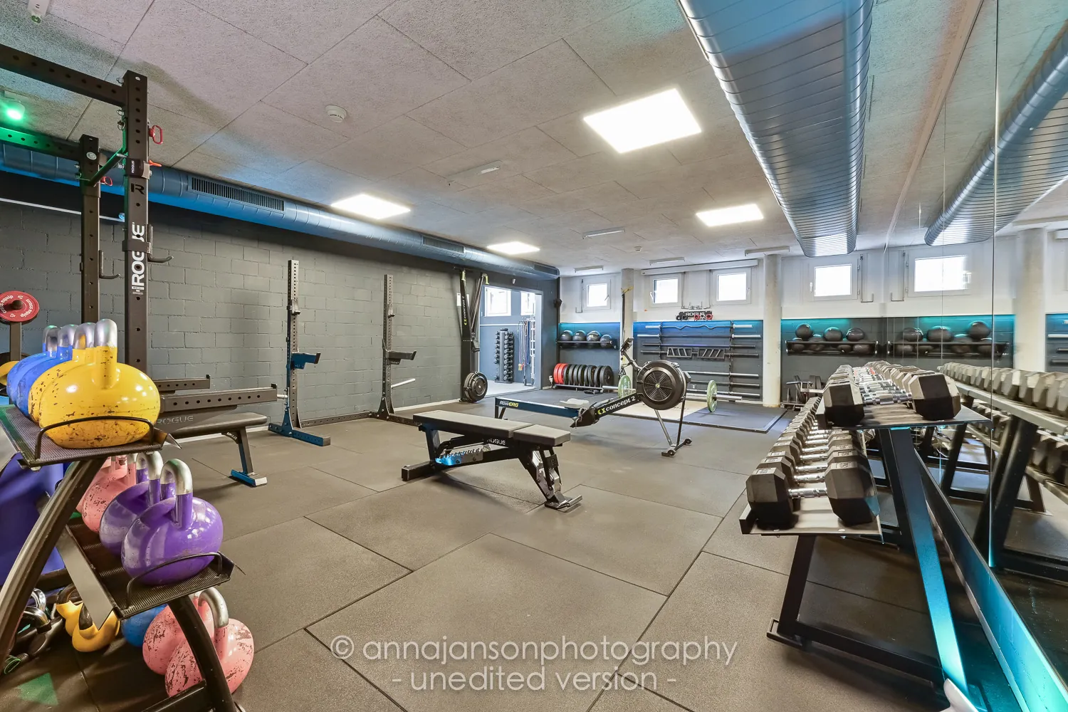 Racks, Kettlebells und Kurzhanteln